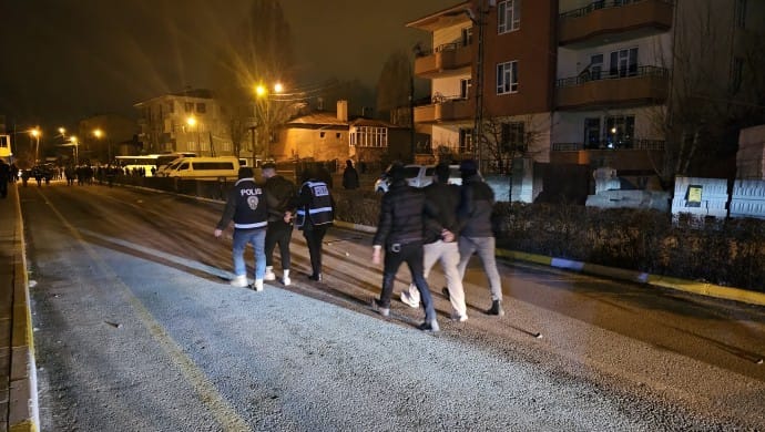 Belediyeye polis baskını: Amed Büyükşehir Belediye Eşbaşkanı ve  Gazetecilere gözaltı