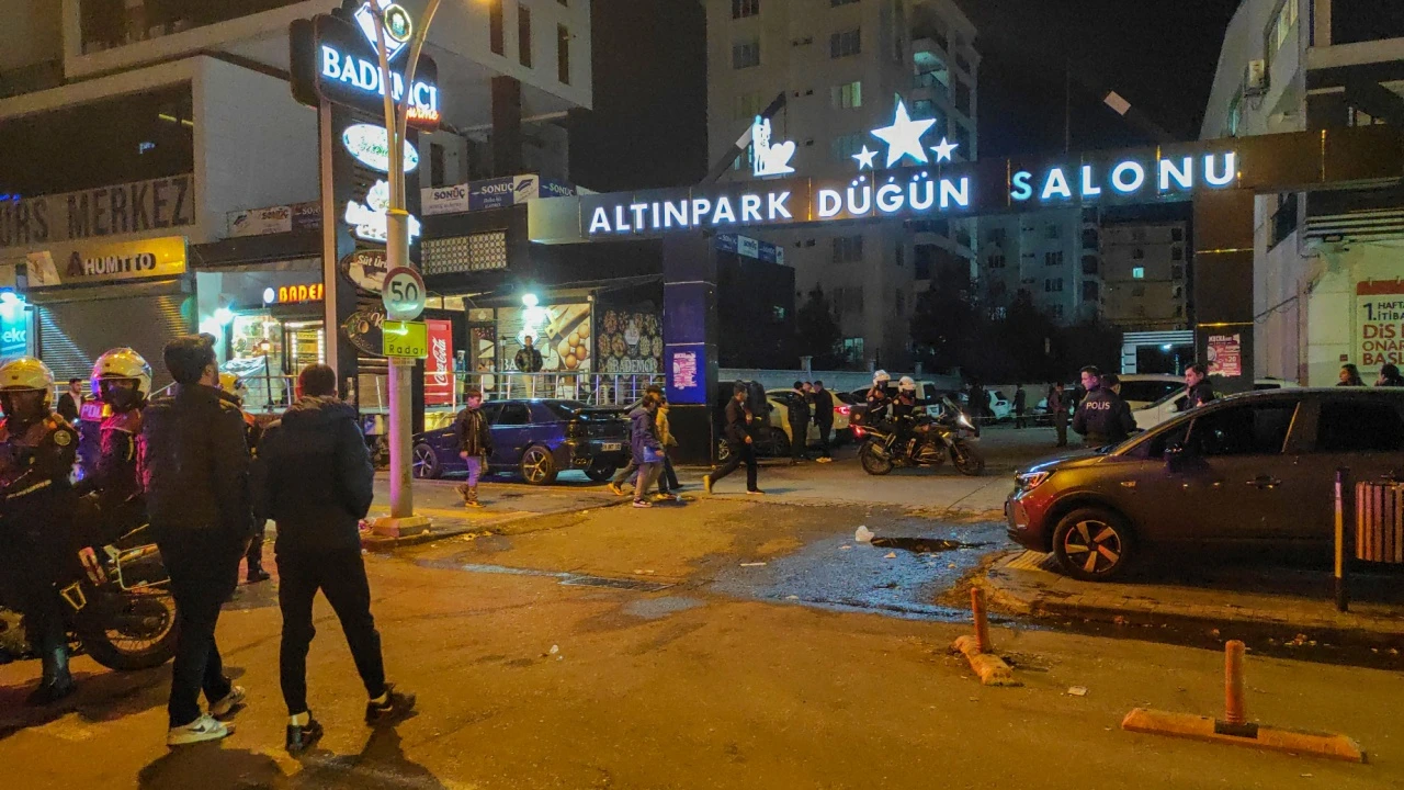 diyarbakirda-dugun-salonu-onunde-silahli-kavga-uc-yarali-auf7