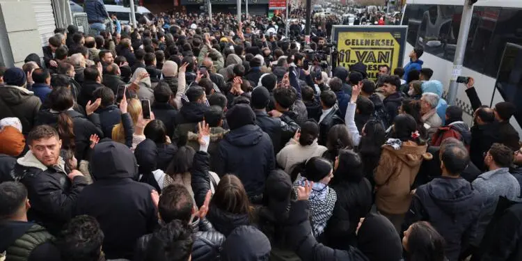 Van’da binlerce kişi irade gaspına karşı yürüdü