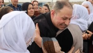 İlhan Dayan 32 yıllık tutsaklığın ardından tahliye edildi. Dayan, “İçerde 32 yıl boyunca bu topraklara gururla ayak basacağımız zaman için yaşadık. Güzel günlerin gelişi de yakın” dedi. 