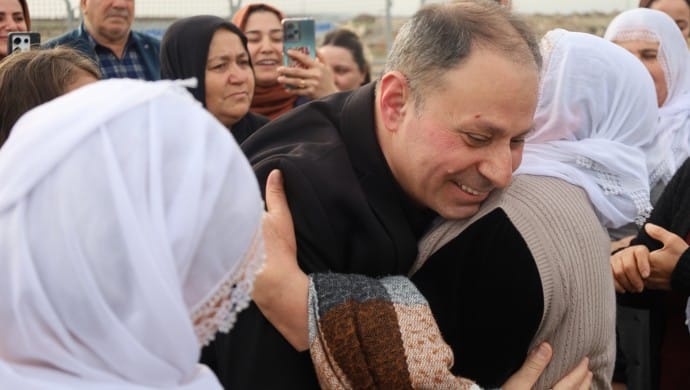 İlhan Dayan 32 yıllık tutsaklığın ardından tahliye edildi. Dayan, “İçerde 32 yıl boyunca bu topraklara gururla ayak basacağımız zaman için yaşadık. Güzel günlerin gelişi de yakın” dedi.