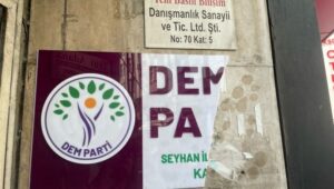 690x390cc-ada-20-04-2025-adana-seyhandemparti-binasina-saldiri