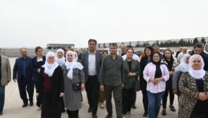 690x390cc-amd-08-04-2025-amed-30-yillik-tutsak-sedat-avsar-ziyaret1