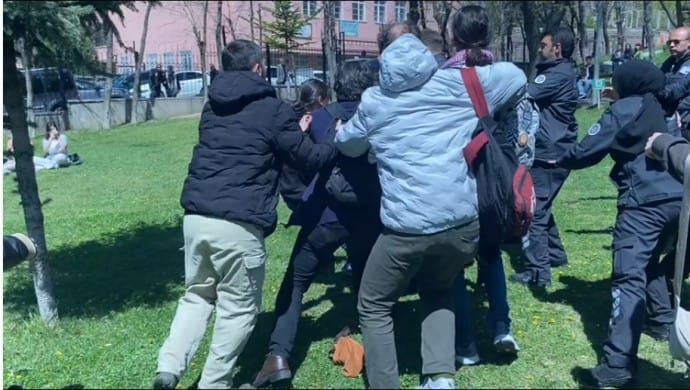 Dayanışma etkinliğinde buluşan öğrencilere ırkçı saldırı