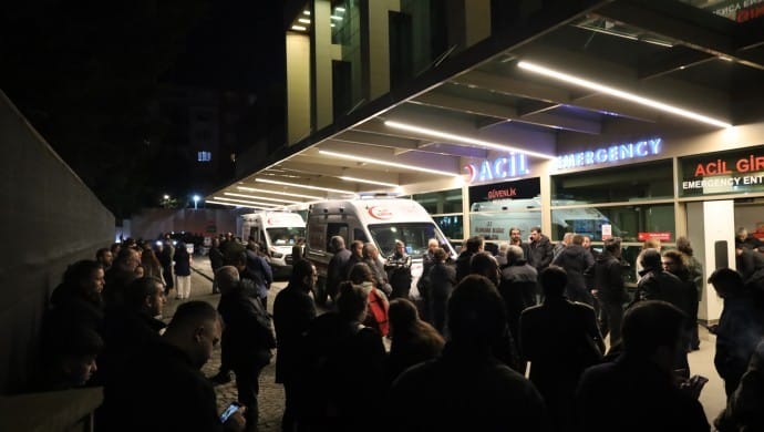 Önder’in bulunduğu hastane önünde çok sayıda kişi toplandı
