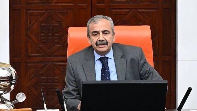 Sırrı Süreyya Önder kalp krizi geçirdi