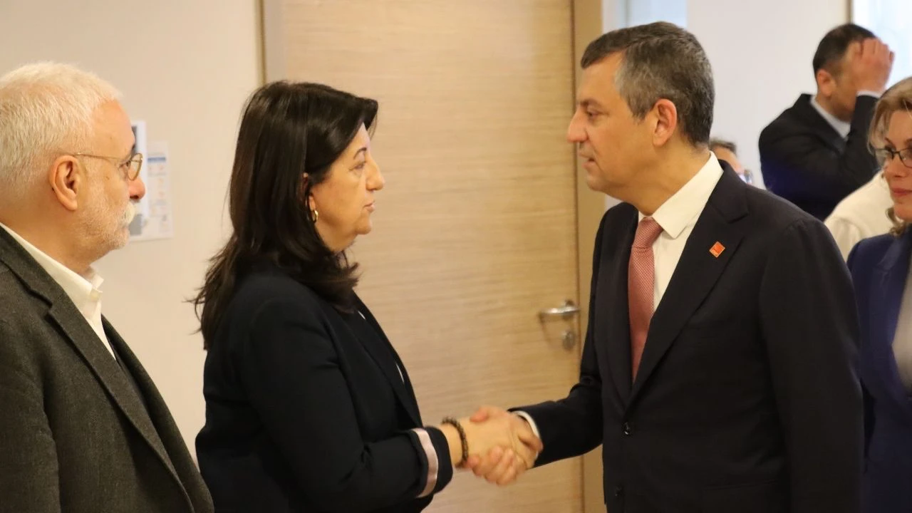 Özgür Özel Sırrı Süreyya Önder’i ziyaret etti