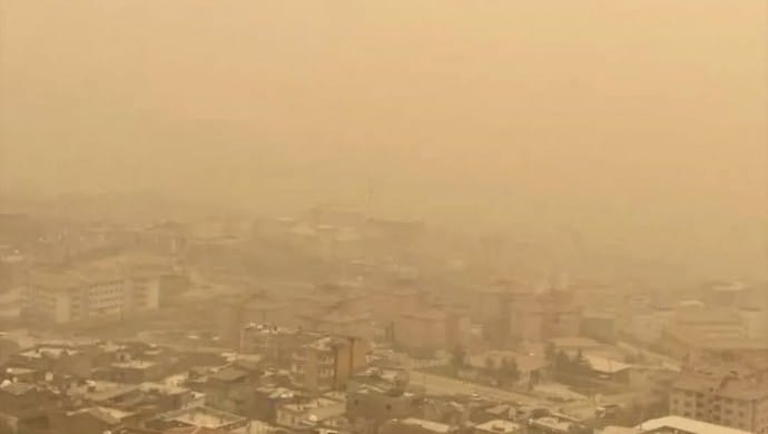 Mardin ve Şırnak’ı toz bulutu esir aldı