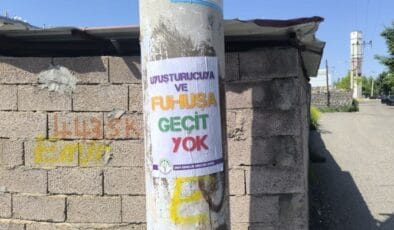Polis, ‘uyuşturucuya ve fuhuşa geçit yok’ stickerlerini söktü