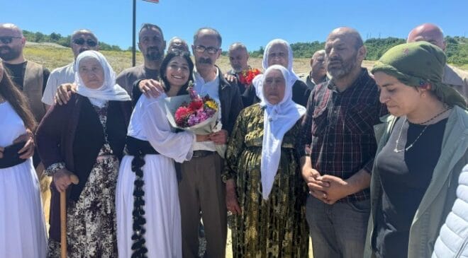 32 yıl sonra tahliye olan Tekmenüray sloganlarla karşılandı