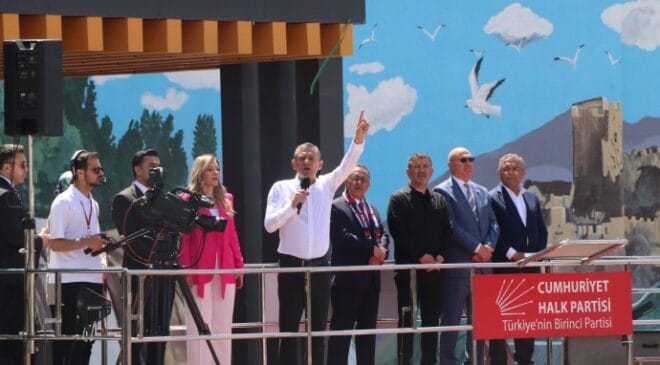 Özgür Özel Van’da konuştu: Meclis zemininde adımlar atılmasını bekliyoruz