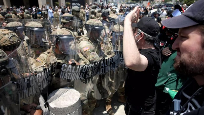 690x390cc-mrk-10-06-2025-trump-gocmen-protestolarina-karsi-2-bin-askeri-gorevlendirdi