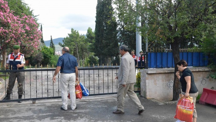 690x390cc-ist-01-07-13-aileler-imrali-gidis-arsiv5 (1)