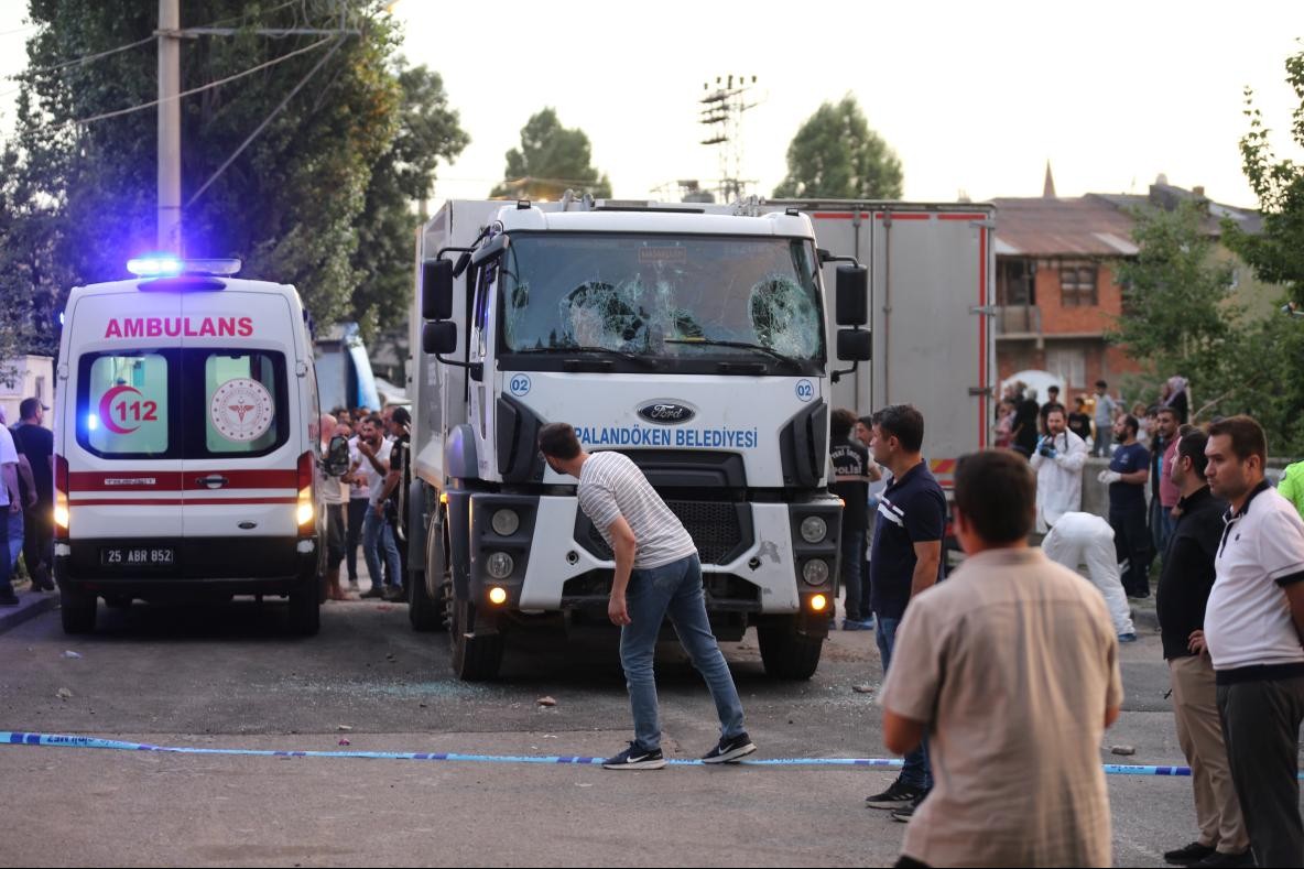 çöp kamyonu çarptı