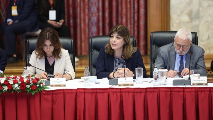 690x390cc-ank-27-08-2025-komisyon-uyeleri-komisyonda-konustu