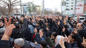 690x390cc-btm-19-01-2026-saldirilara-karsi-kitlesel-yuruyus7 (1)