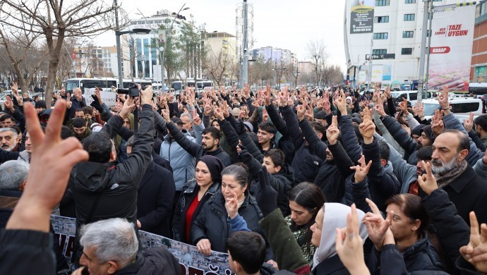 690x390cc-btm-19-01-2026-saldirilara-karsi-kitlesel-yuruyus7 (1)