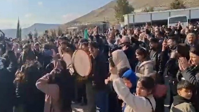 690x390cc-sinir-kapisinda-halklar-bekliyor