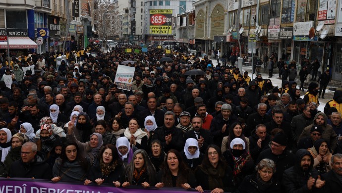 Van’da Demokratik Kurumlar Platformu öncülüğünde HTŞ destekli grupların Halep’e ve Kuzey ve Doğu Suriye’ye yönelik saldırıları yaptığı yürüyüş ile protesto etti.