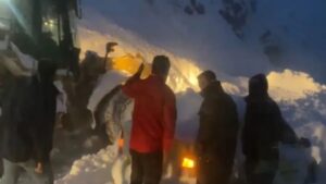 Şemdinli ilçesinde çığ düşmesi sonucu 3 yurttaş mahsur kaldı. Şapatan Geçidi mevkiinde meydana gelen olayda, bir otomobil çığın altında kaldı.