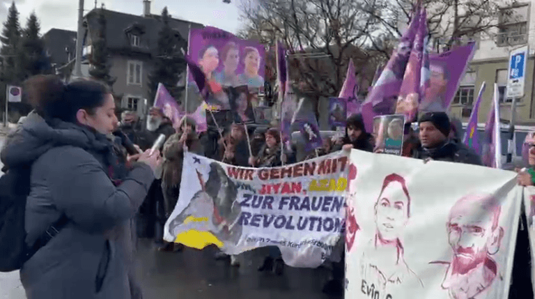 İsviçre’nin Bern kentinde Kürt İsviçre Derneği öncülüğünde düzenlenen protesto ve anma eyleminde, Paris ve Fransa’da katledilen kadınlar ve siyasi cinayetlerin failleri için adalet çağrısı yapıldı; cezasızlığa karşı mücadelenin süreceği vurgulandı.