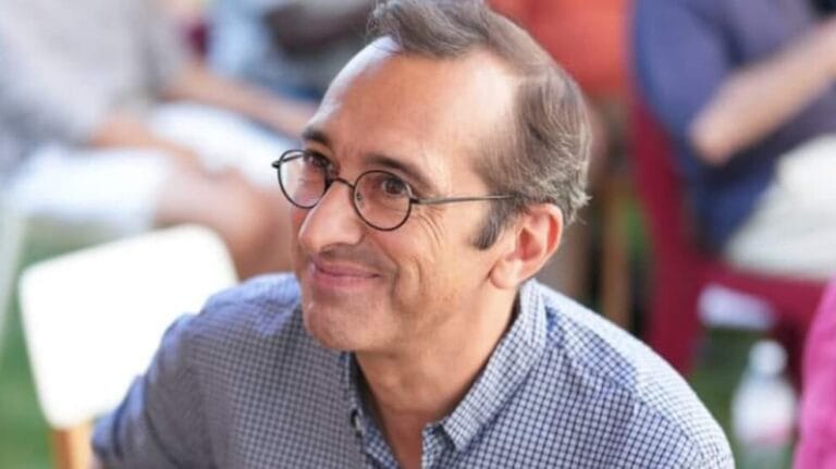 Fransa Senatosu’nda söz alan Sosyalist Parti senatörü ve Paris Belediyesi’nde Paris en commun grubunun başkanı Rémi Féraud, Suriye Kürtlerine yönelik saldırılara dikkat çekerek Fransız hükümetine çağrıda bulundu.