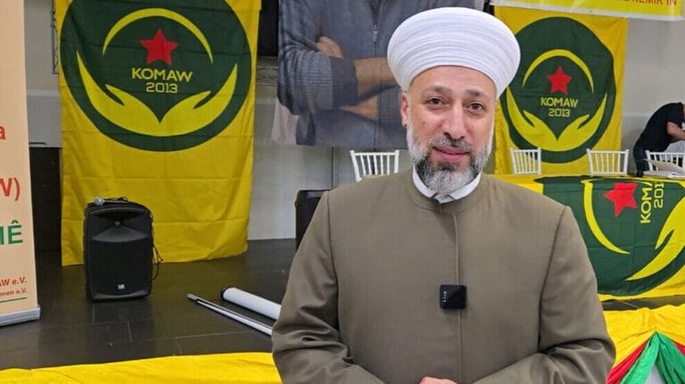 Şêx Murşîd Xeznewî, sanal medya hesabında YPJ’li bir savaşçının fotoğrafını paylaşarak, “Kanımın son damlasına kadar Rojava’dayım” mesajını verdi.