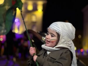 İsviçre Federal Parlamentosu önünde bir araya gelen yüzlerce kişi, Rojava’ya yönelik saldırıları protesto etti.