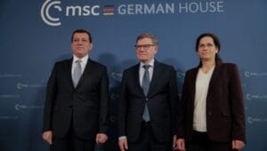 690x390cc-mrk-mazlum-abdi-munih-konferans-ilham-ehmed1