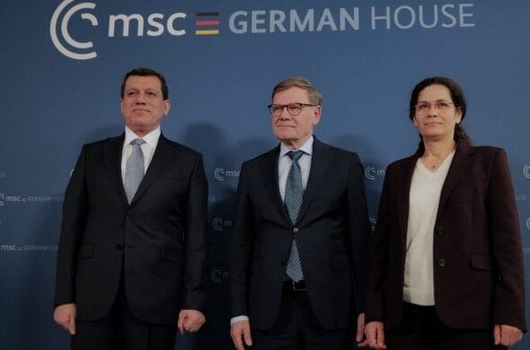 690x390cc-mrk-mazlum-abdi-munih-konferans-ilham-ehmed1