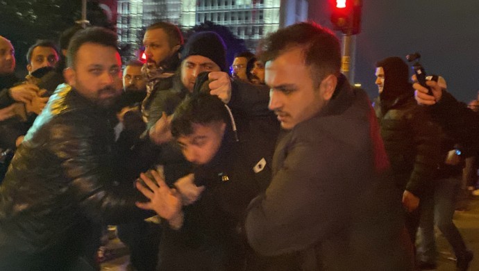 690x390cc-mrk-18-03-2025-polis-iskenceyle-gozalti-gazetecilere-saldiri