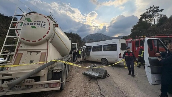 690x390cc-mrk-08-04-2026-burdur-tarim-iscileir-servisi-kaza-yapti-can-kaybi7