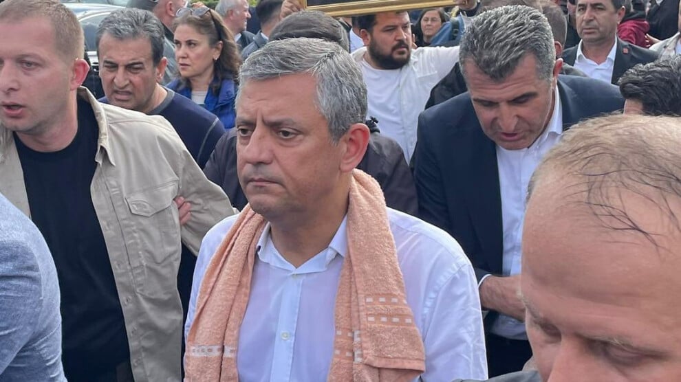 Özgür Özel Meclis'e yürüyor