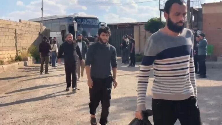 Tutsak yakınları ve İç Güvenlik Güçleri komutanları, serbest bırakılan 88 tutsağı karşıladı.