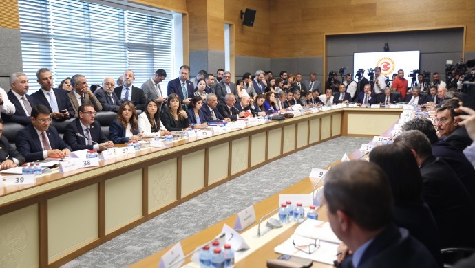 690x390cc-ank-07-08-2026-feti-yildiz-adalet-komisyonu-konusma_1