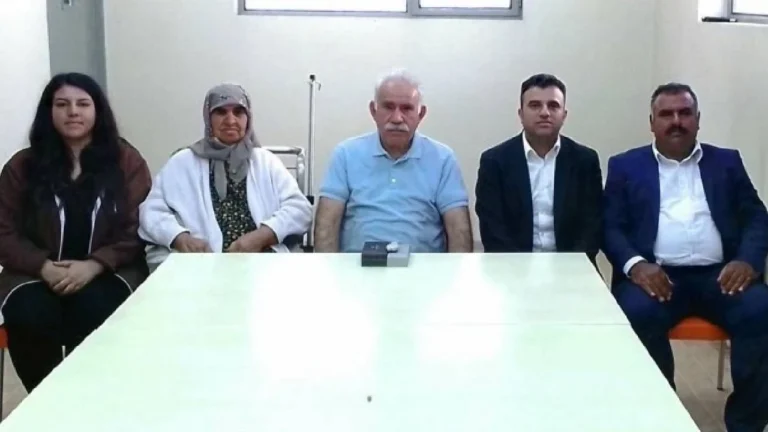 abdullah-ocalanin-ailesi-ile-cektirdigi-fotografi-paylasildi-0mrb